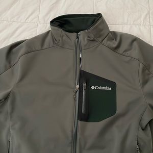 Columbia Men’s Omni Shield wind Block jacket in Hunter green. Barley worn